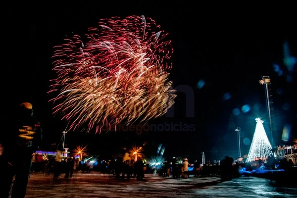 El árbol navideño ya fue encendido; los fuegos artificiales brillan en el cielo de Río Grande.