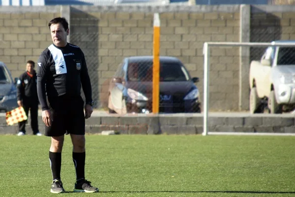 José Azúa, el árbitro agredido en un cotejo de la segunda categoría del fútbol local.