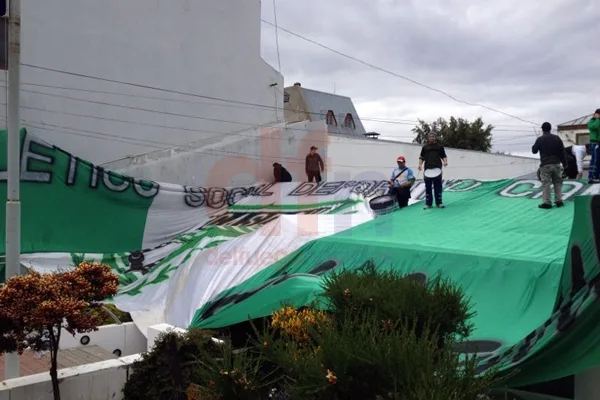 El Sindicato de Camioneros copó el edificio municipal. (Foto gentileza: Ana Bordón)