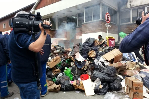 Los residuos se apilaron en el acceso a la Casa de Gobierno. (Foto gentileza: Ana Bordón)