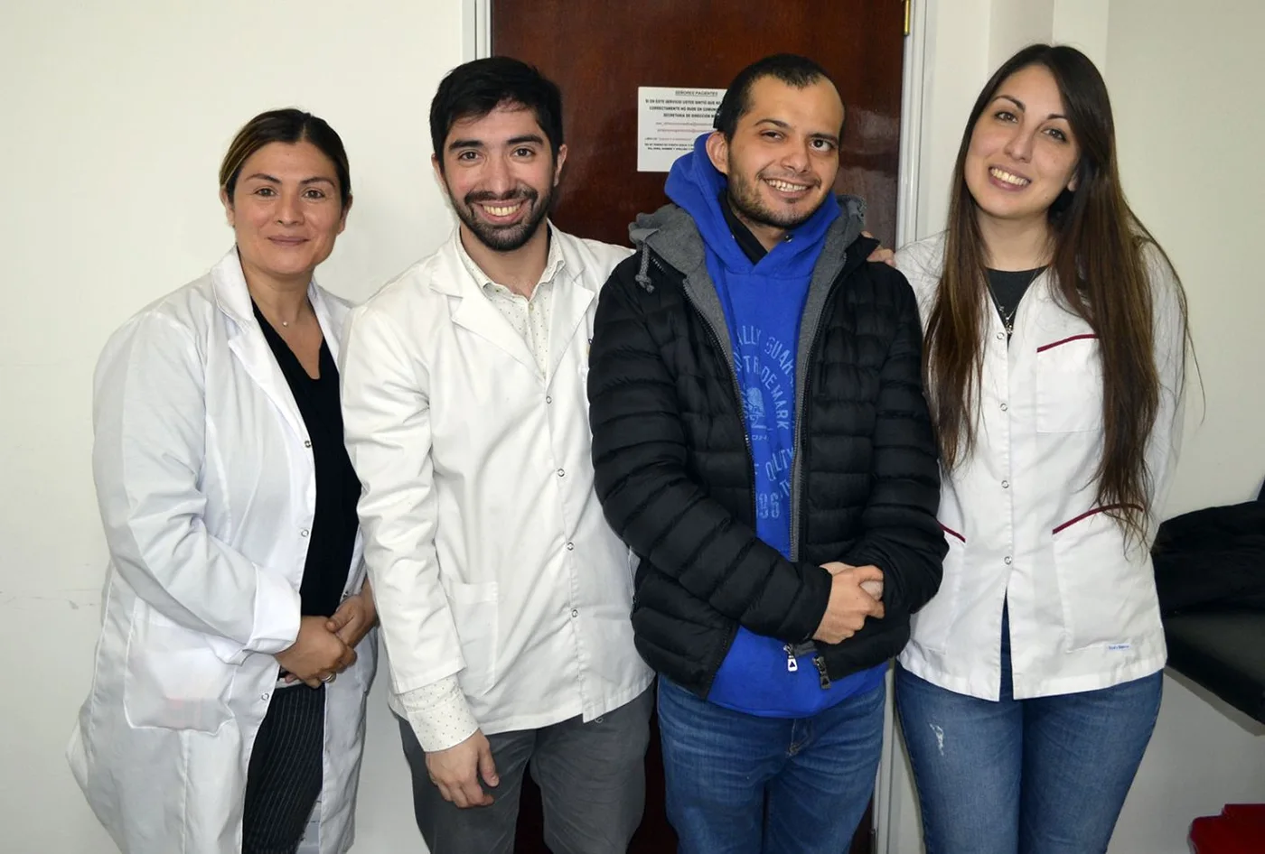 De izq. a der. La Licenciada, Yasna Muñoz Borquez, el Dr. Joaquín Randón, el paciente Agustín Arenel y la Licenciada Marilina Rosane Romero.