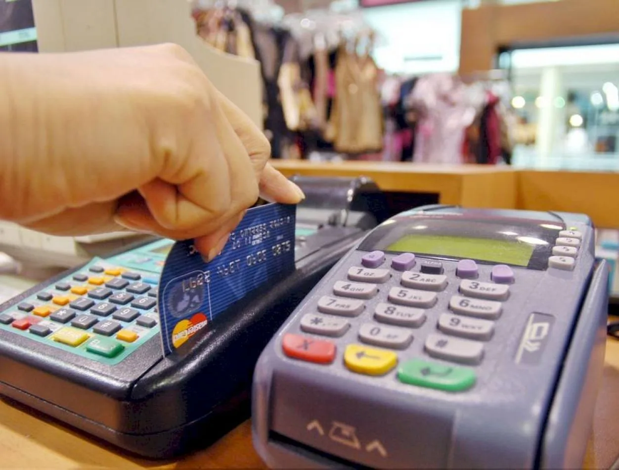 Proponen bajar impuestos en pagos con tarjetas para impulsar el uso de dinero electrónico