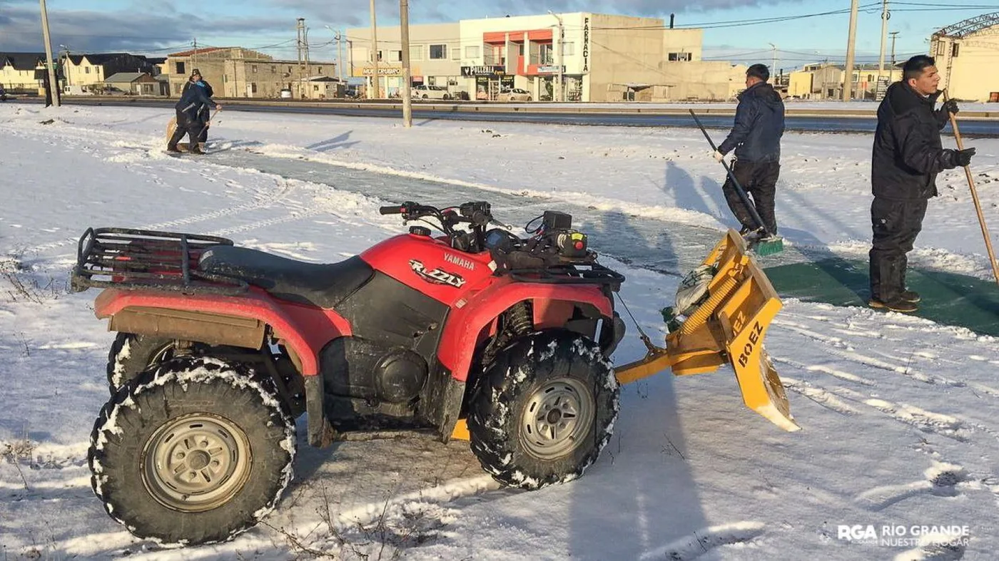 Personal municipal continúa trabajando para remover la nieve