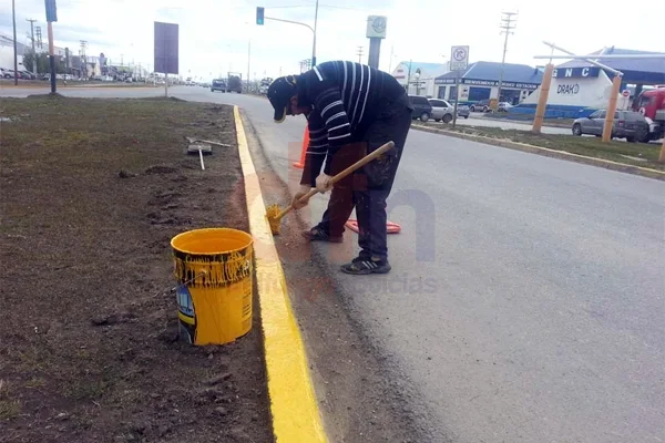 El pintado de cordones, una de las tareas encaradas por el Municipio de Río Grande.