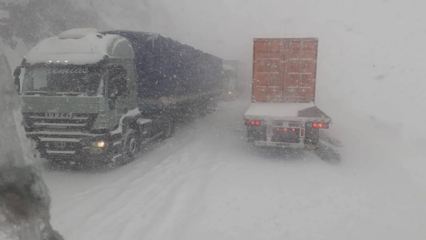 Unos 2.800 camiones varados en Mendoza por el temporal de nieve: esperan para cruzar a Chile
