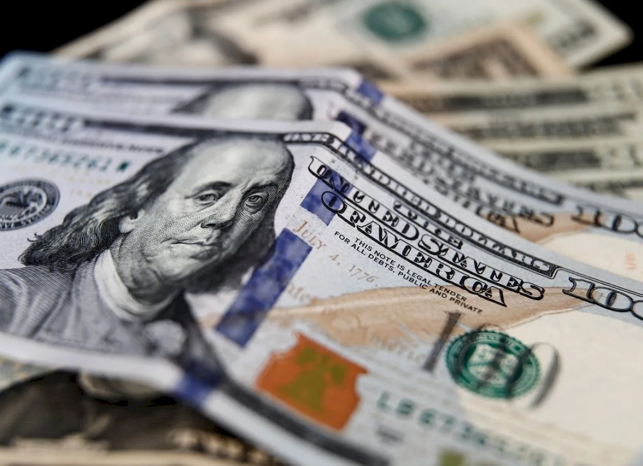 En una nueva suba, el dólar blue alcanzó los $300