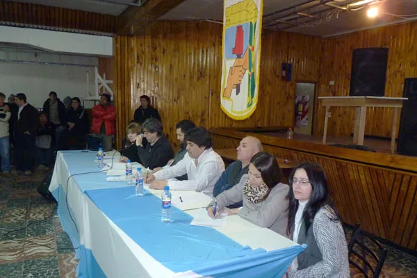 Los Congresales del PJ de Río Grande bancan a Bertone.