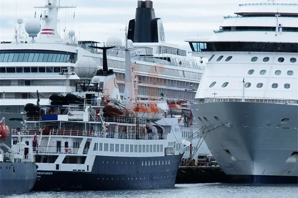 Grandes cruceros colmaron los puestos de amarre del puerto de Ushuaia.