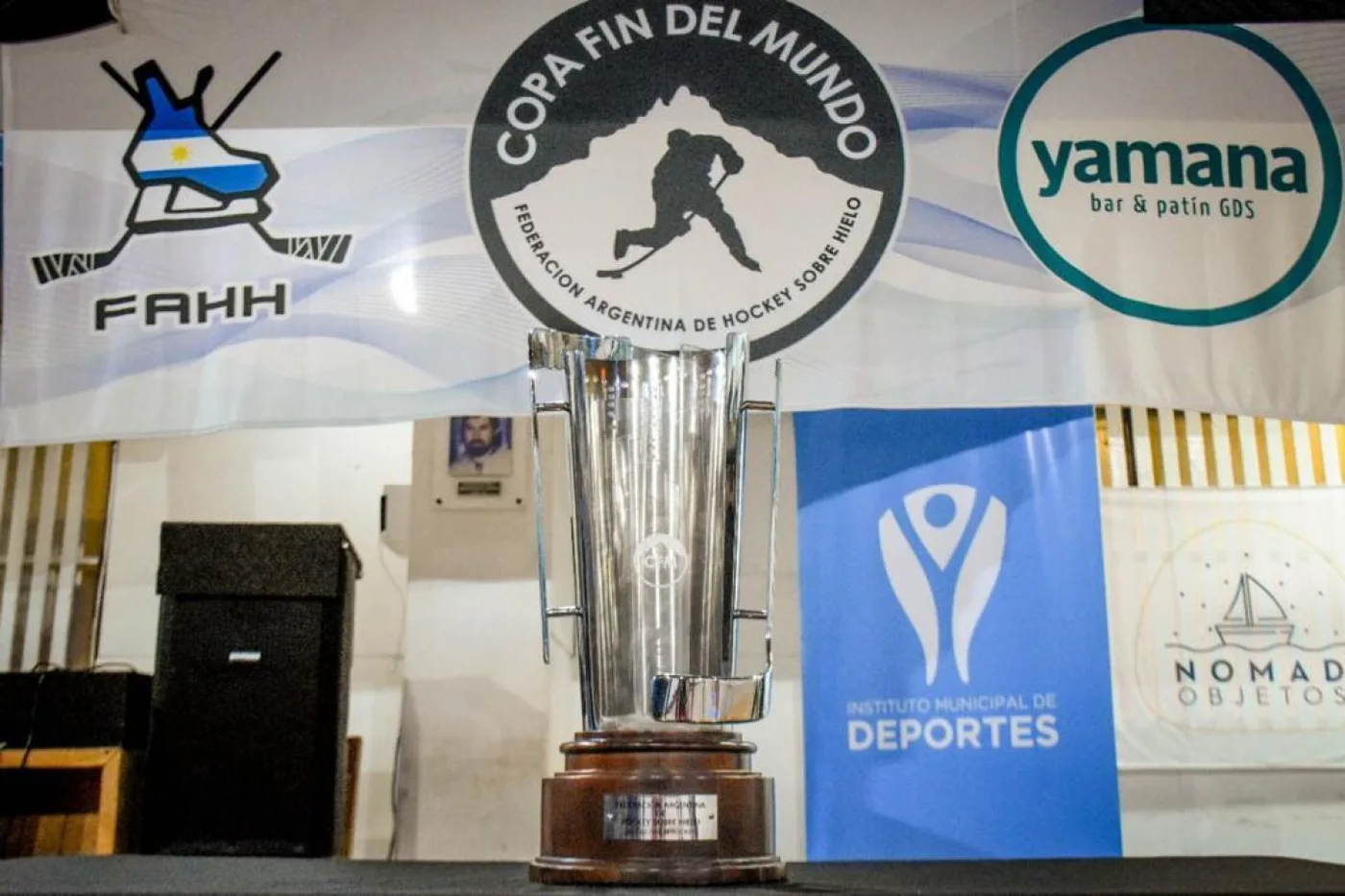 Con el apoyo del municipio comenzó en Ushuaia la Copa del Fin del Mundo de Hockey sobre hielo