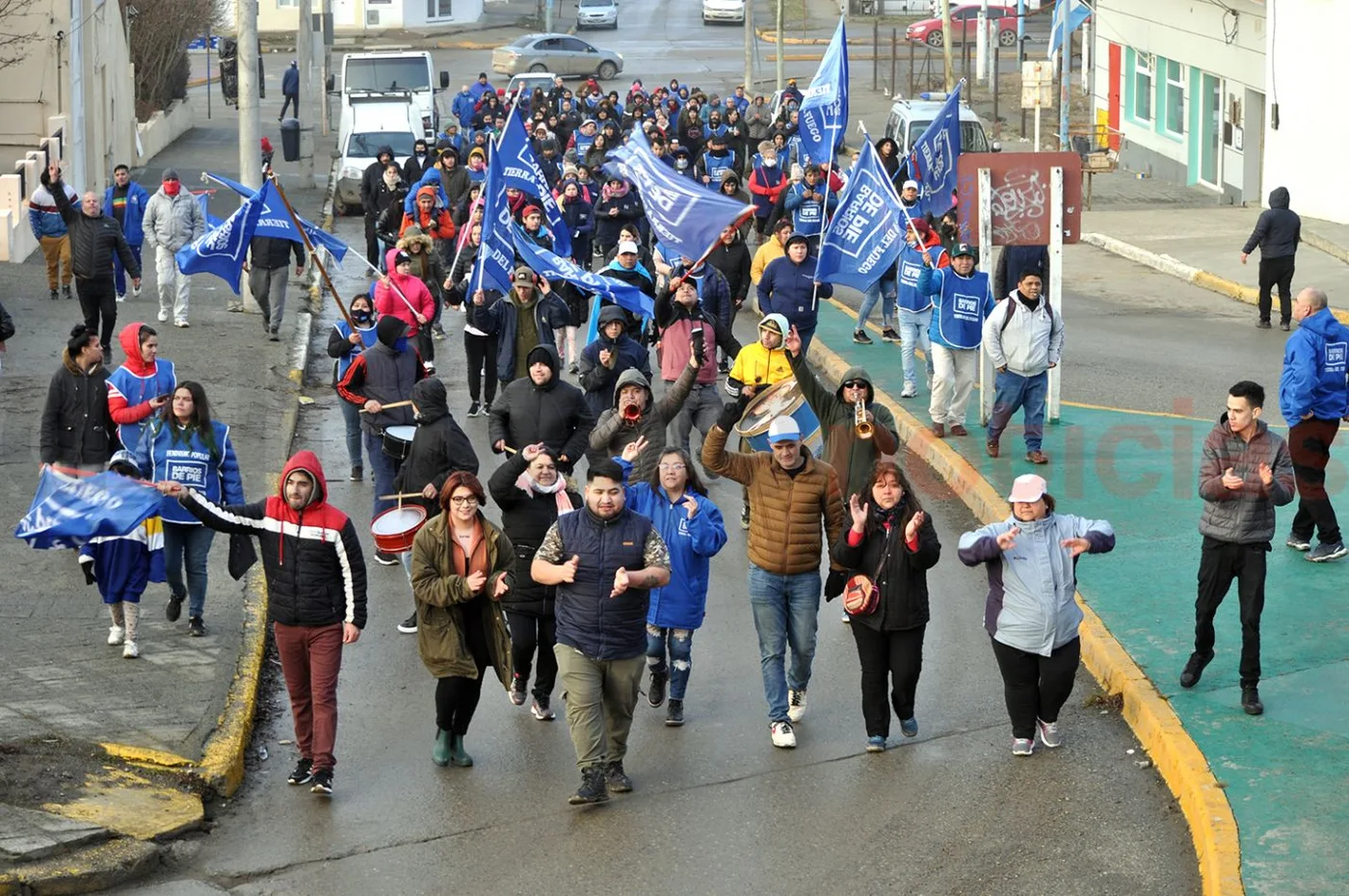 Integrantes de Somos Barrios de Pie, marcharon por las calles de Río Grande.