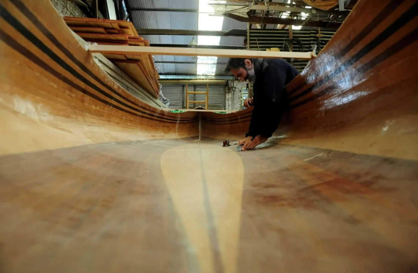 Lucas Miguez, un carpintero de 48 años, quiere navegar un tramo 1200 kilómetros en la circunvalación de la Isla de los Estados con una canoa construid