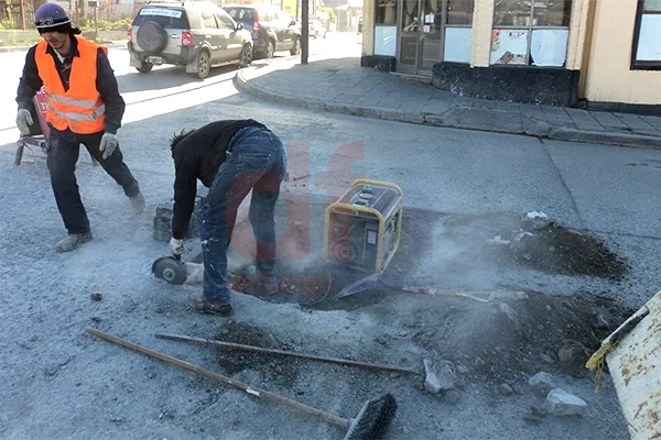 El poco tránsito ayuda a concretar más rápidamente los trabajos de bacheo.