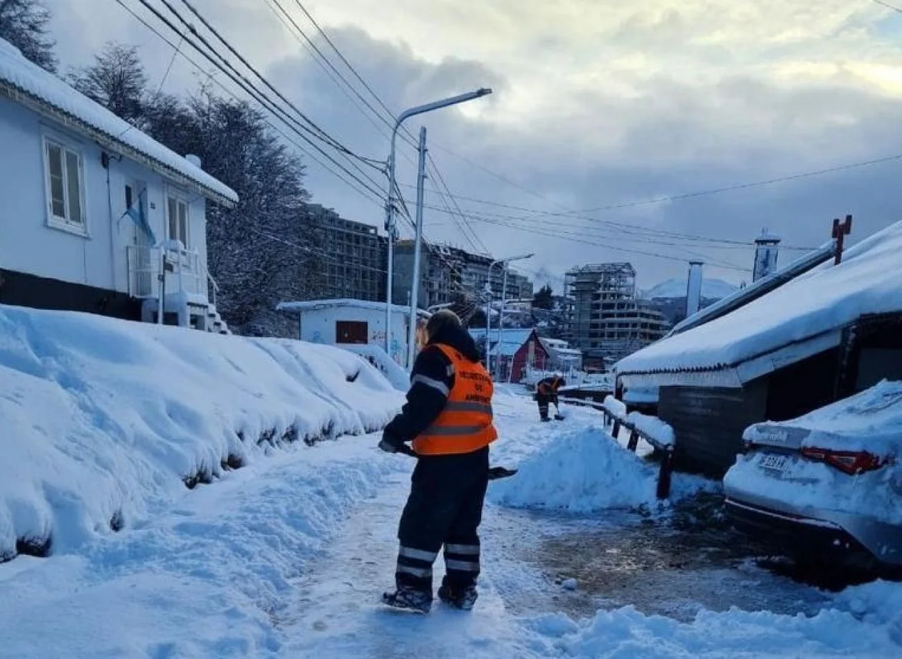 Jornada de limpieza en calles y veredas de Ushuaia