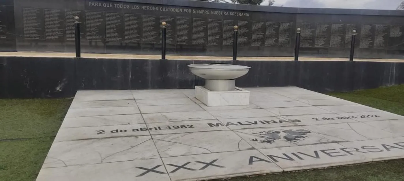 Fuerte repudio a los actos vandálicos sobre la Plaza de Malvinas