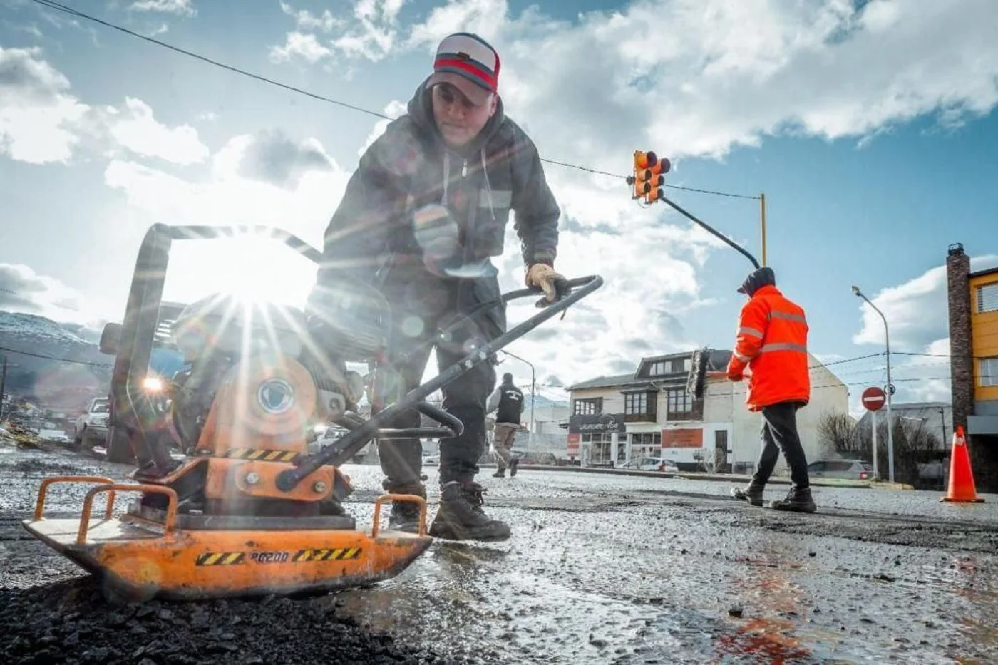 Personal municipal avanza con los trabajos de bacheo