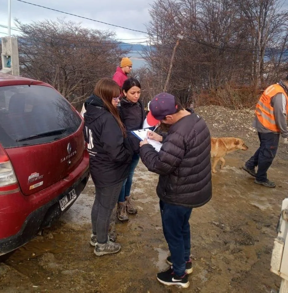 El municipio de Ushuaia sigue entregando leña para calefaccionarse a familias de la ciudad