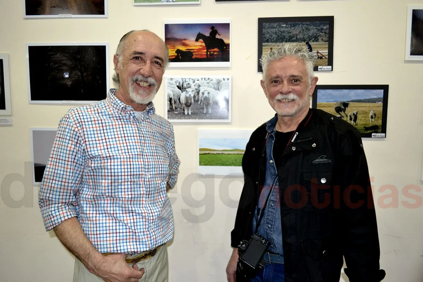 El Dr. Fabián Zanini, junto al fotógrafo Alfio Baldovin posaron en la apertura de la muestra “Paisajes y labores del campo fueguino”.