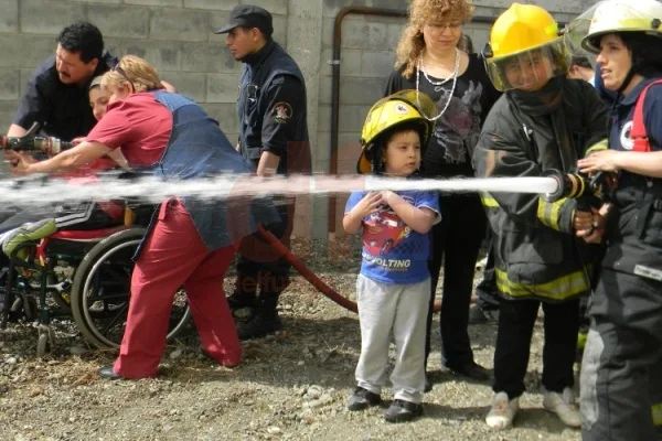 Los chicos pudieron experimentar cómo trabajan los bomberos de nuestra ciudad.