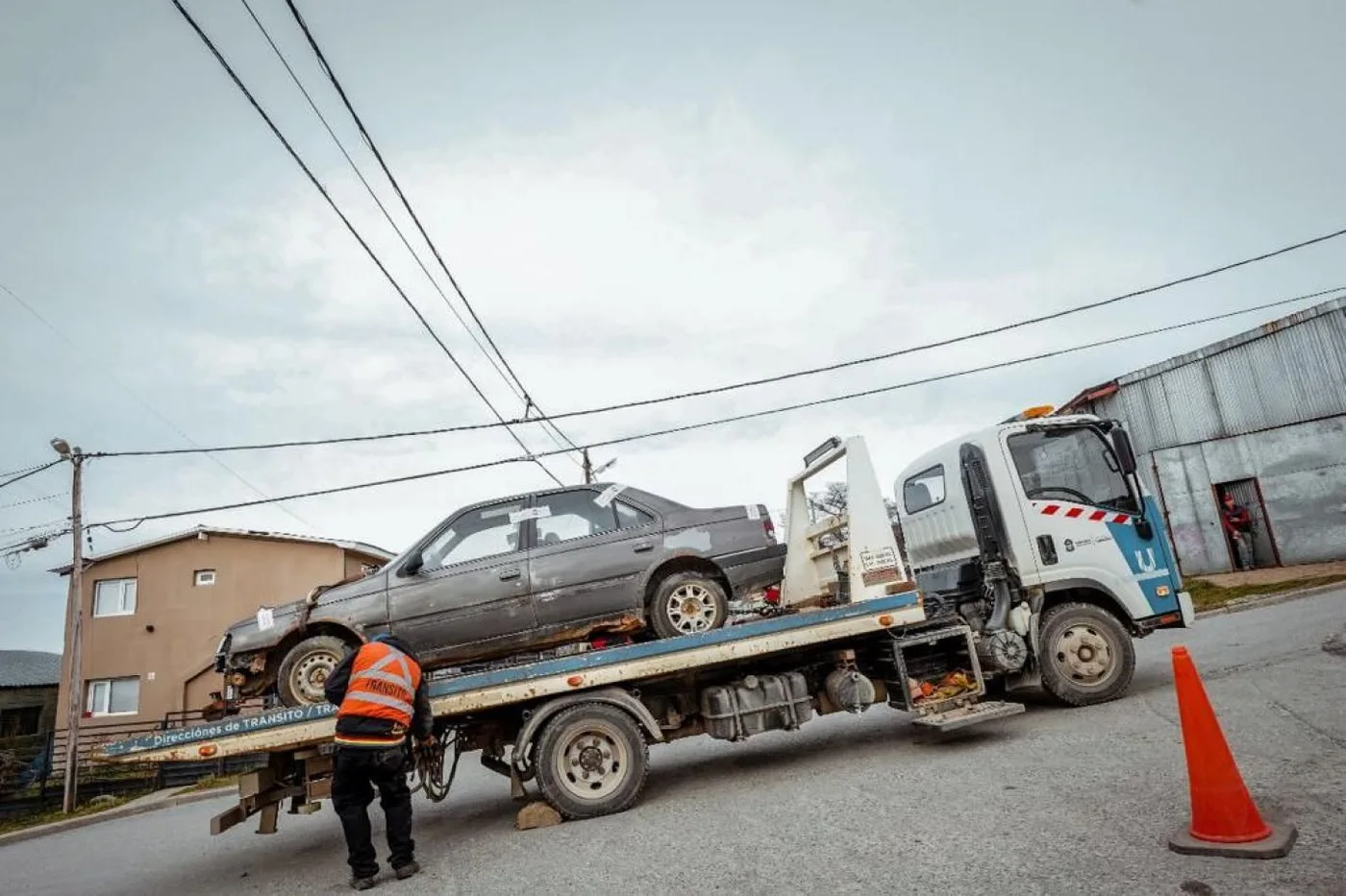 La Municipalidad de Ushuaia remueve vehículos abandonados