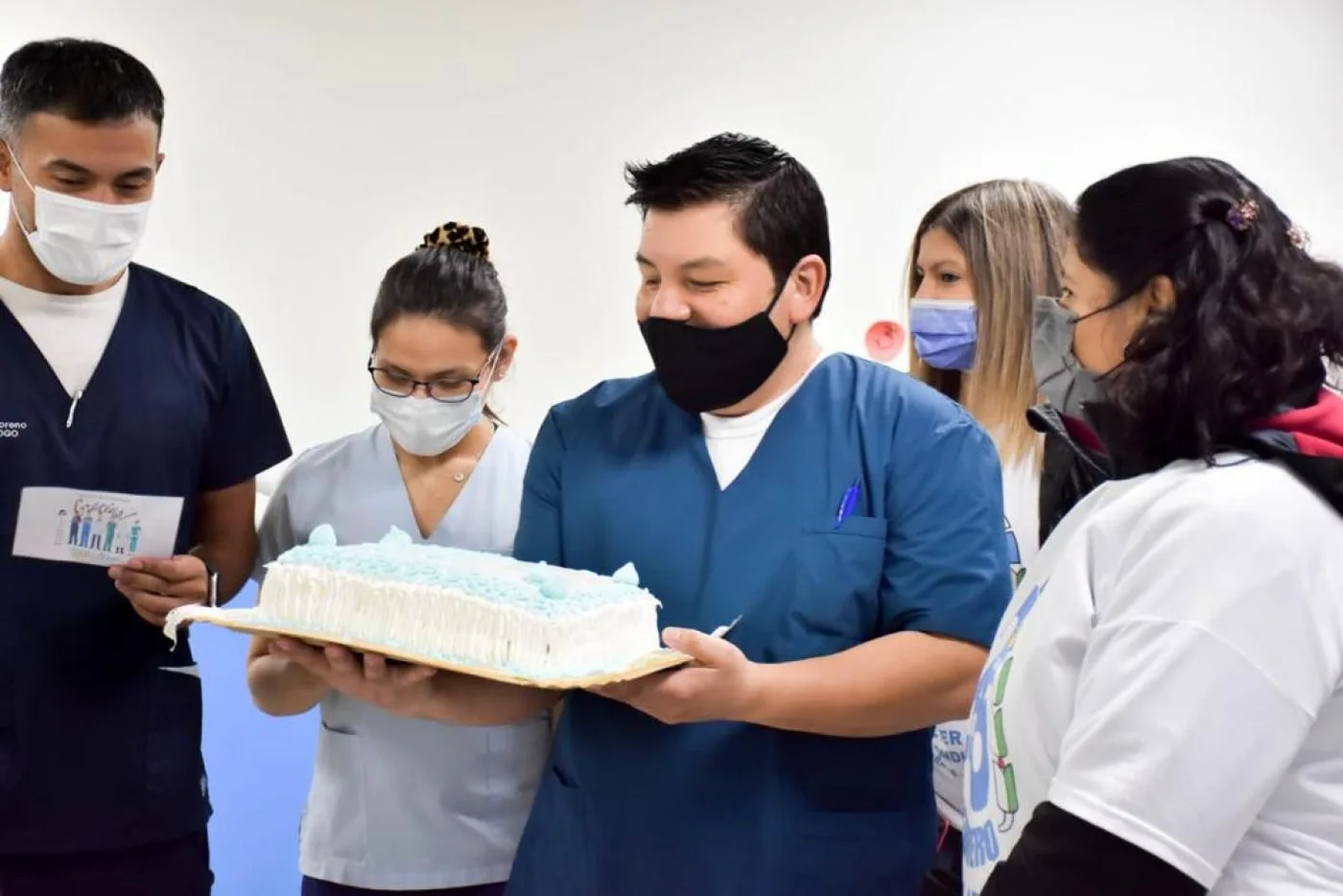 Trabajadores de la Sanidad recibieron tortas que fueron entragadas por el equipo del concejal Walter Abregú.