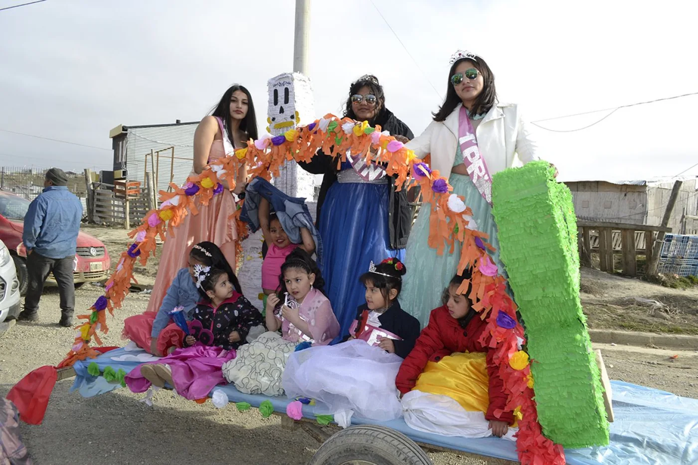 Las reinas y princesas de la primavera de las dos categorías recorrieron el barrio en un carruaje.