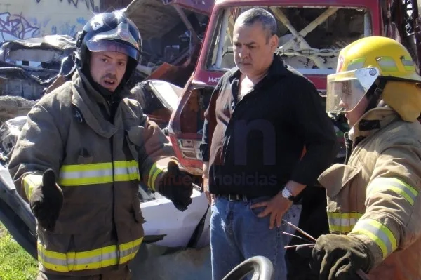 Hugo Cano junto a los bomberos que participaron en el corte de autos abandonados.