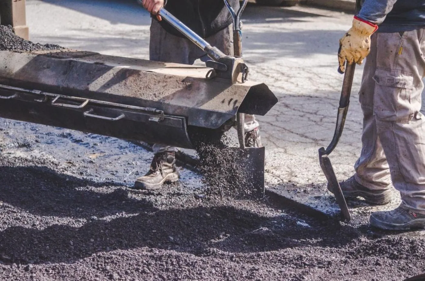 Personal municipal realizó trabajos de bacheo en Vernet y Pontón Río Negro