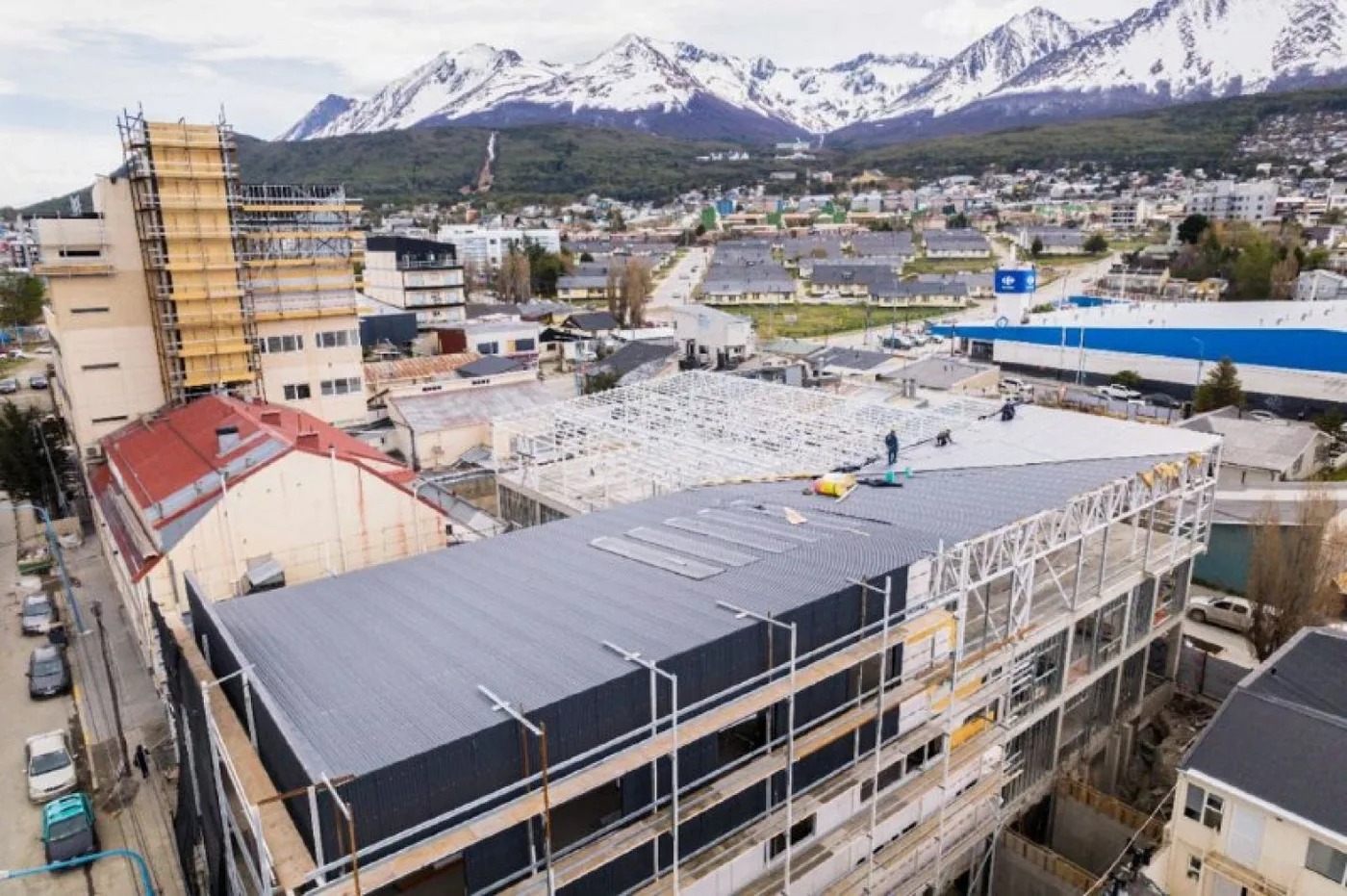 Obras Públicas avanza con el techado del Centro de Rehabilitación Ushuaia