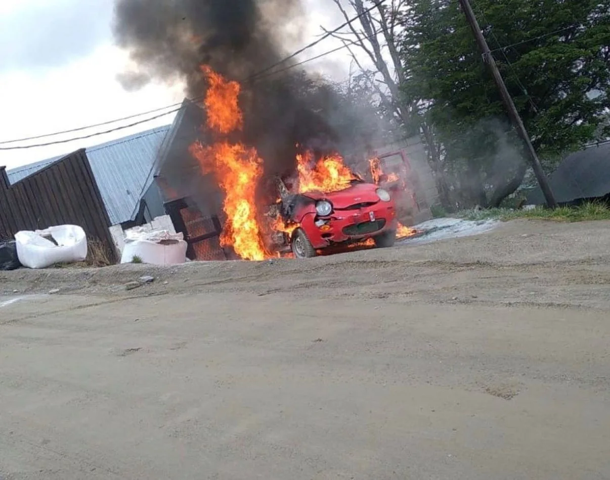 Lo encendió y lo prendió fuego