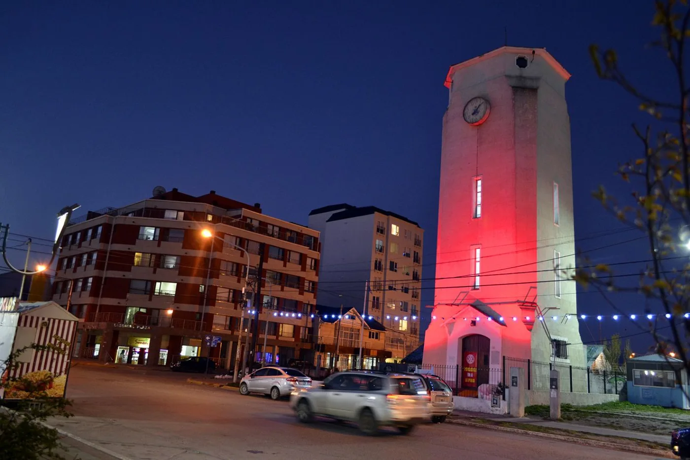 La torre de agua se iluminó de rojo con la consigna: "Pongamos fin a la polio".