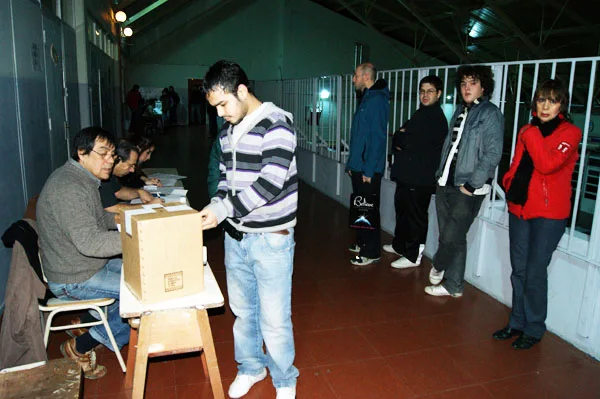 La ciudadanía comenzó a poblar las escuelas desde muy temprano.