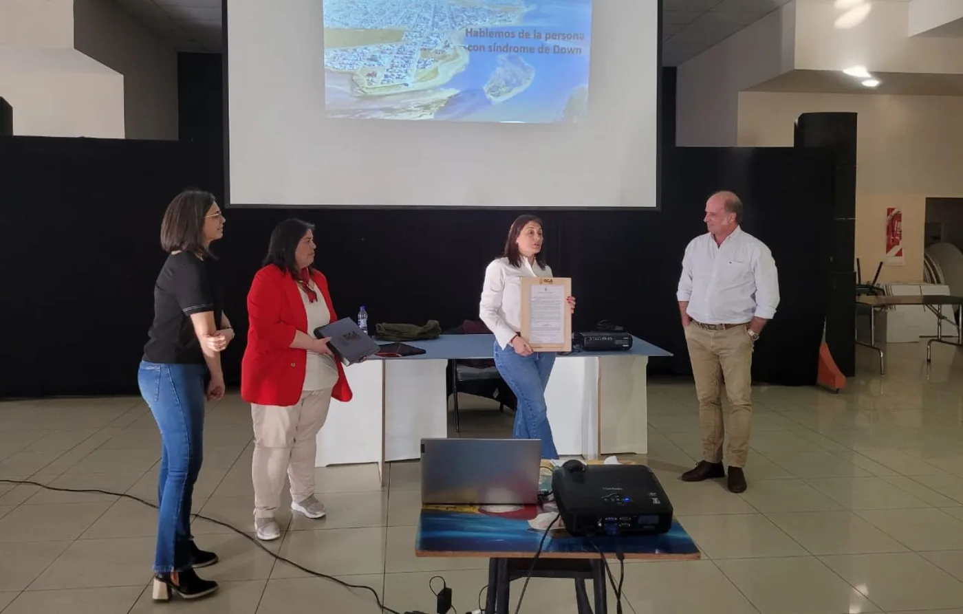 El Dr. Eduardo Moreno Vivit, recibió una copia de la Declaración de Interés Municipal por los talleres que brindó en Río Grande.