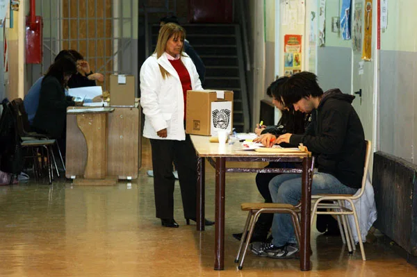 Una mujer espera su turno para votar en la Escuela de Comercio I.
