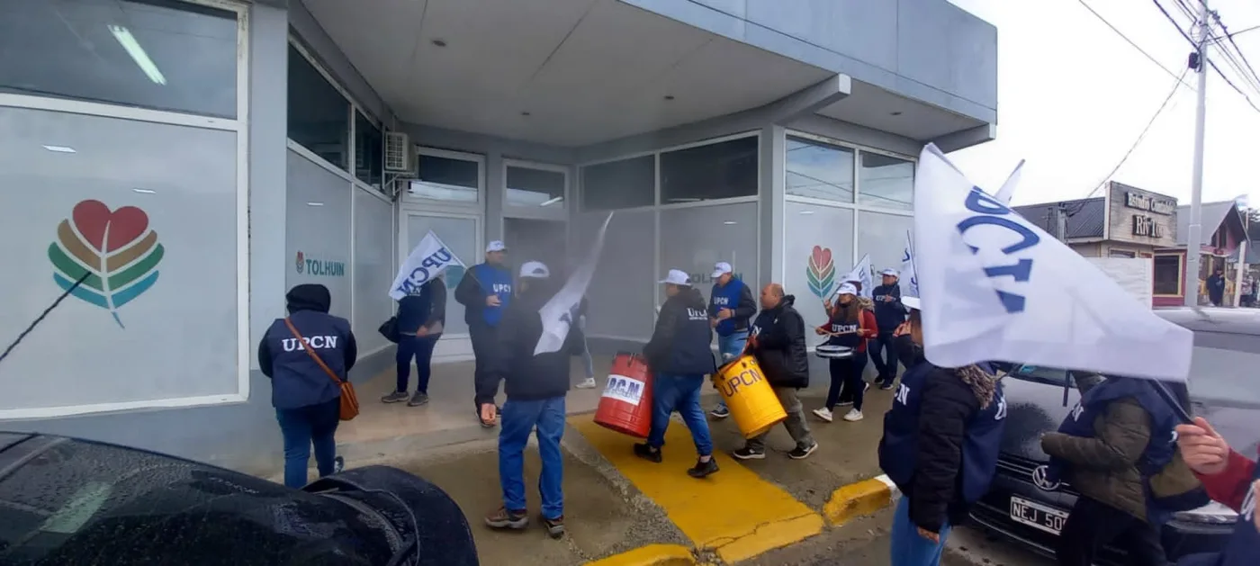 Ruidosa manifestación en la puerta del Municipio de Tolhuin