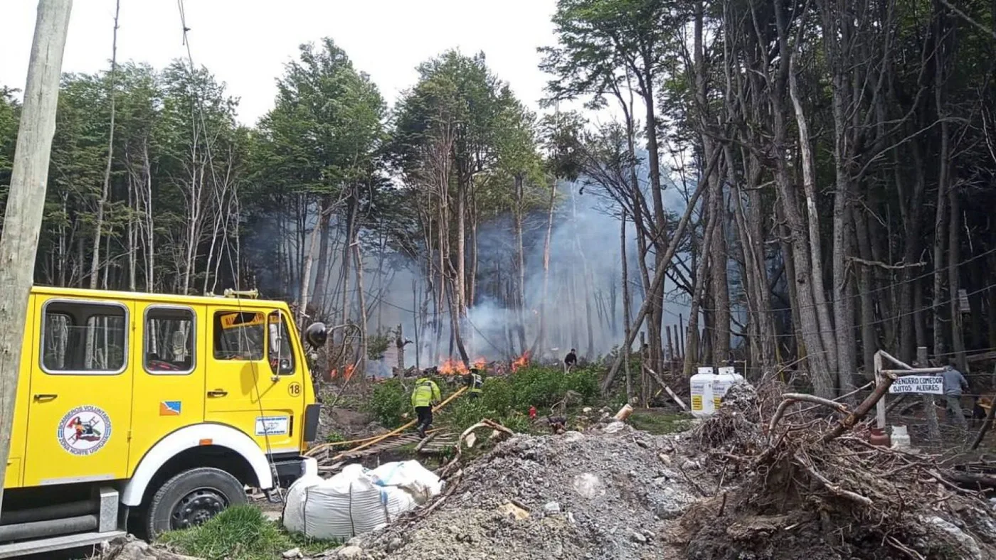 Incendio en el barrio Dos Banderas generó alarma