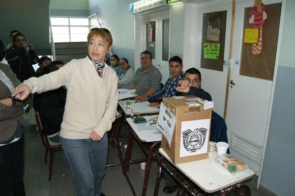 Fabiana Ríos vota en la Escuela 23 del barrio AGP.