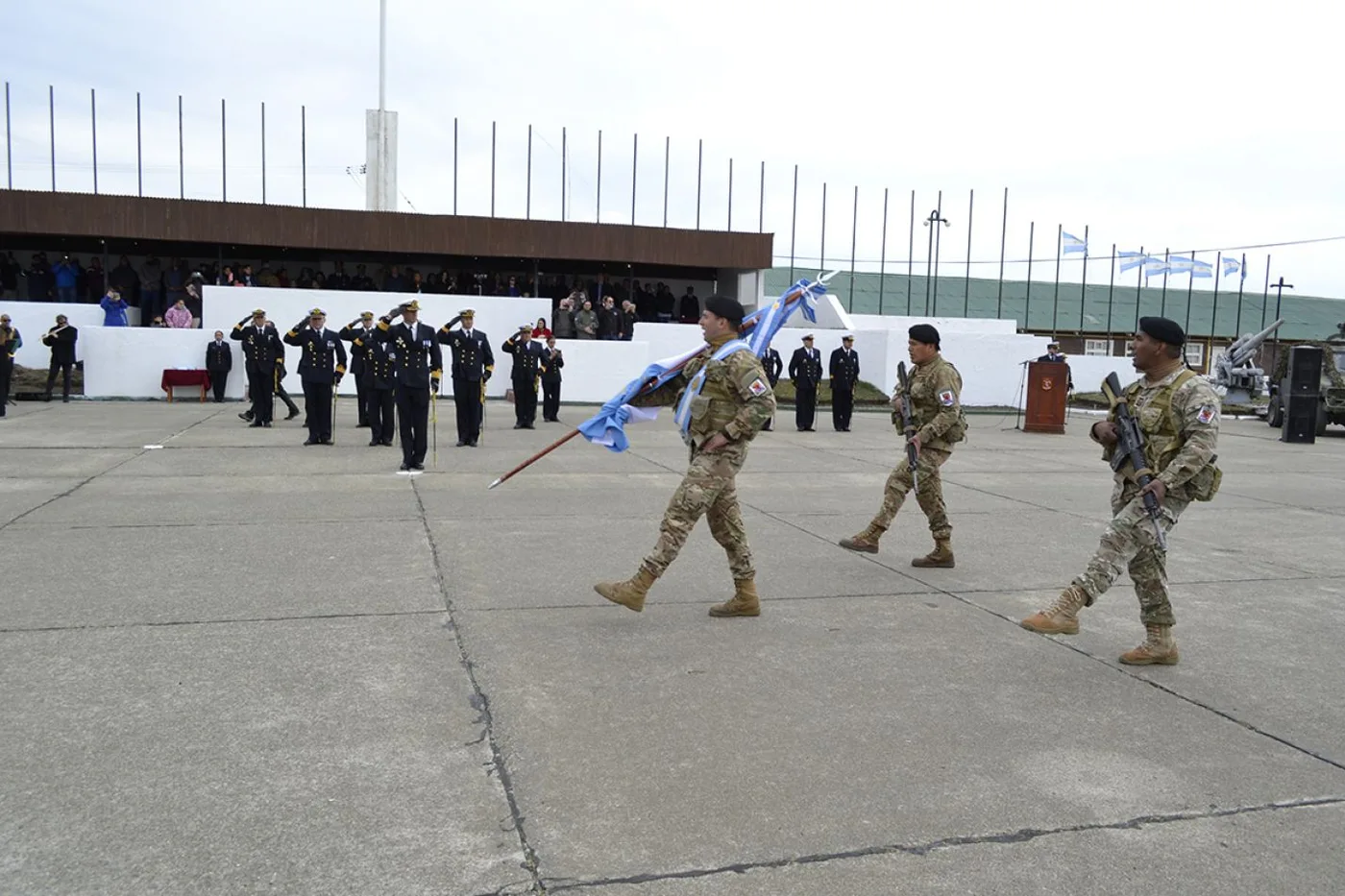 Los Infantes de Marina desfilaron en su día en la Plaza de Armas del BIM N°5.