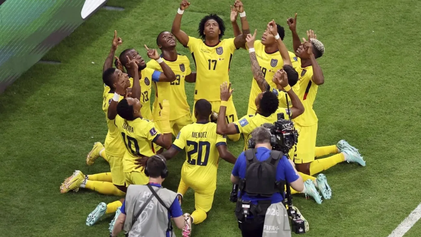 Ecuador festeja uno de los goles a Qatar.