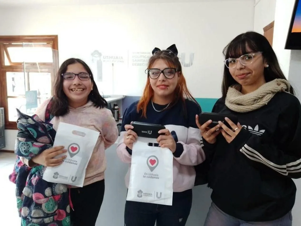 Salud municipal entregó anteojos recetados a vecino de Ushuaia