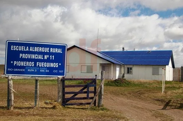 La escuela está ubicada a unos 50 kilómetros al norte de Río Grande.
