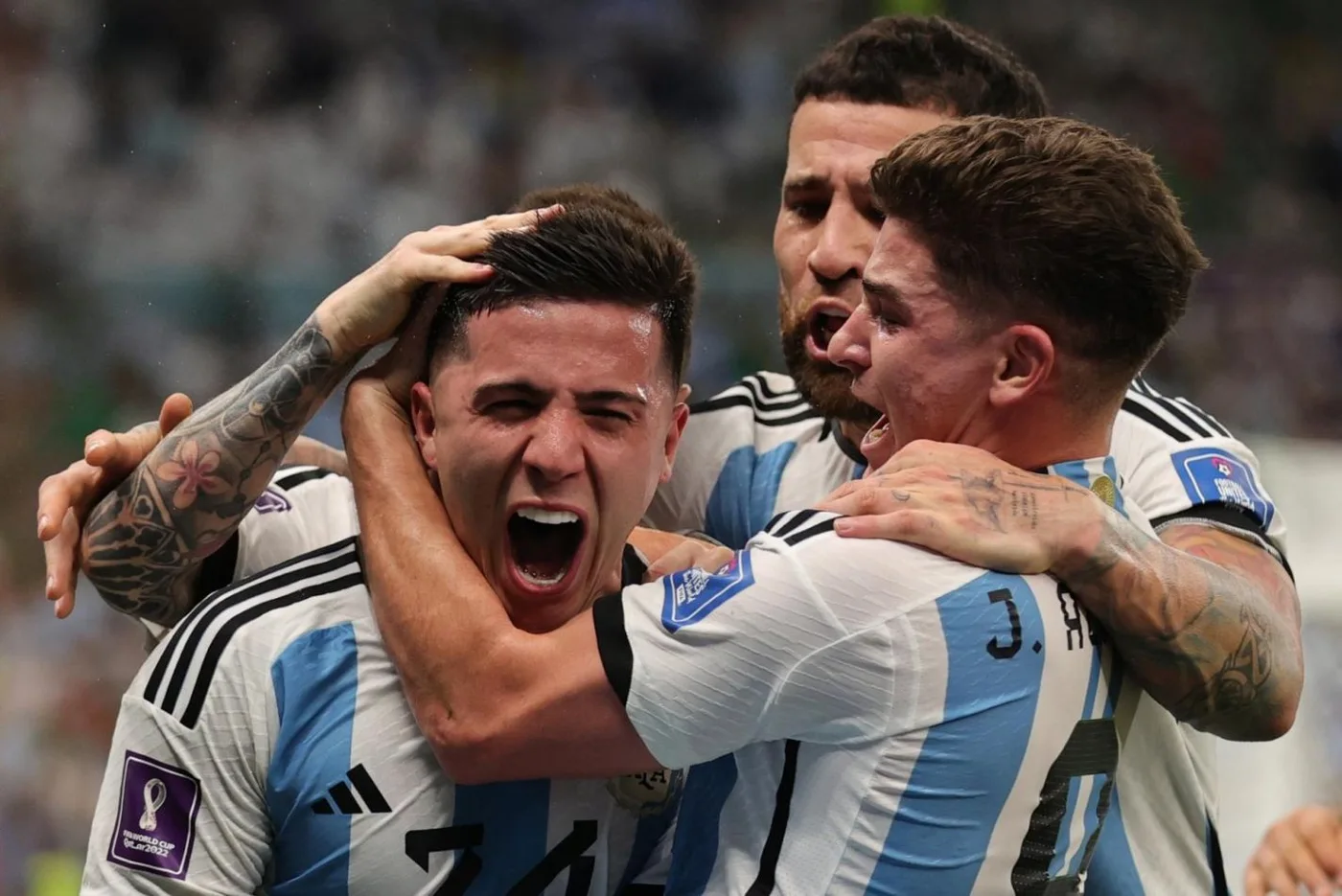 Enzo FErnández grita su gol. El primero con la selección argentina.