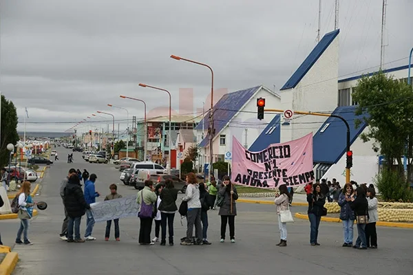 Los trabajadores docentes marcharon por las calles y se congregaron en varios puntos de la ciudad.