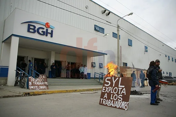 Los trabajadores de S&L protestaron en el acceso a BGH.