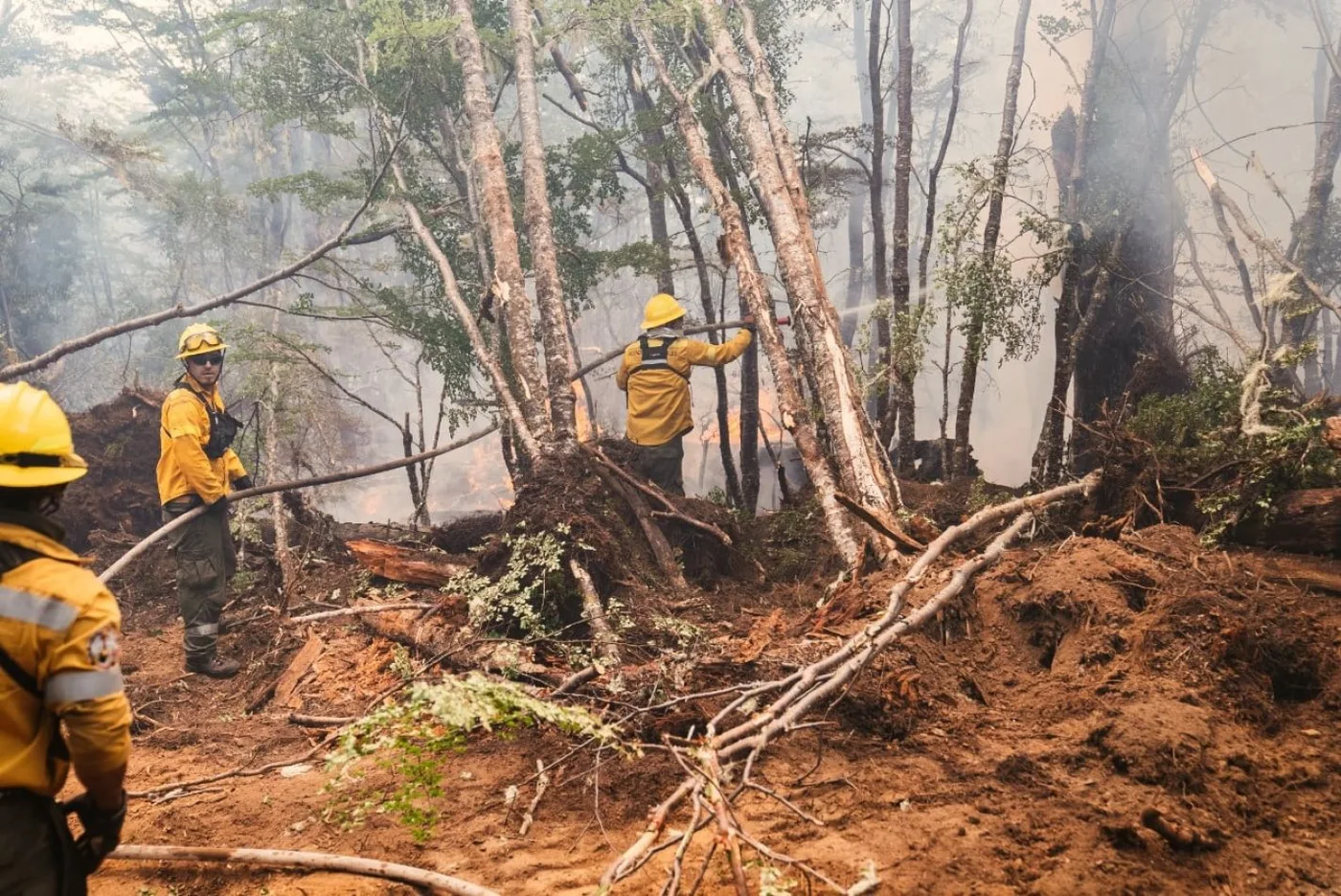 El incendio se mantiene activo