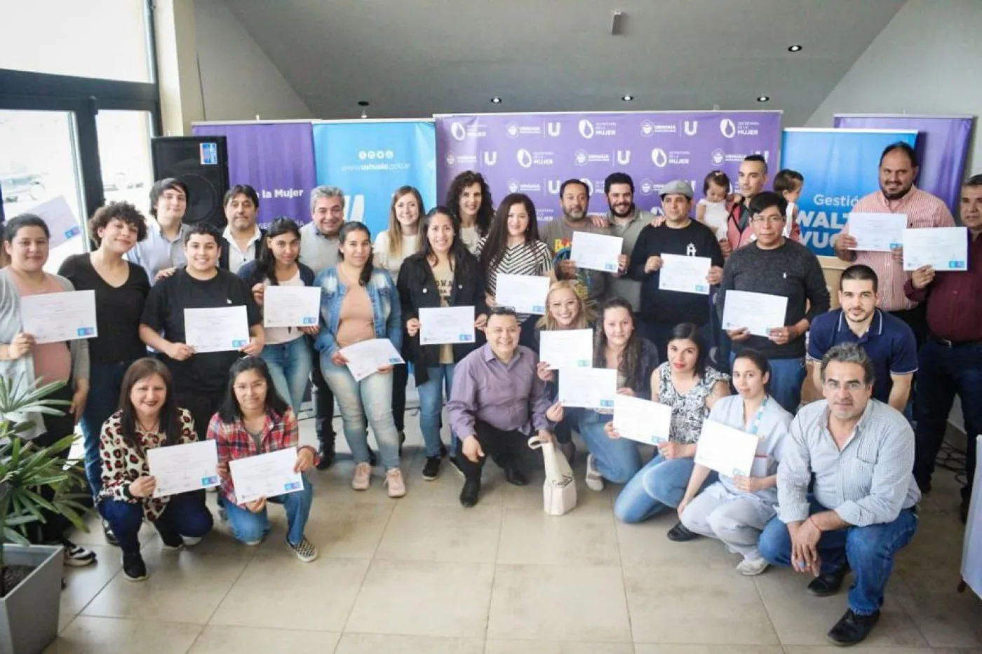 Entrega de certificados de finalización de cursos