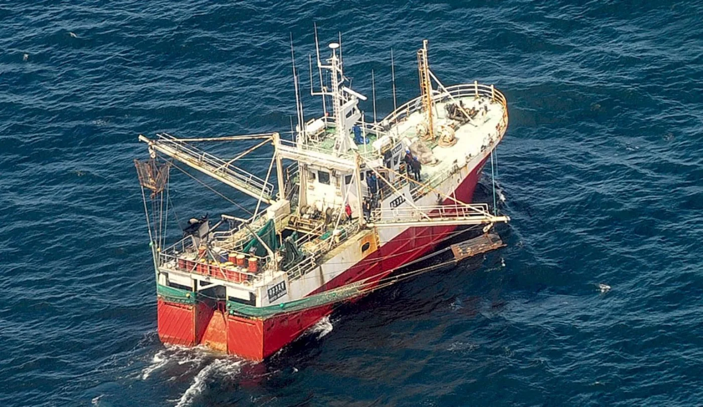 Obligan a buques pesqueros a llevar herramientas para la recuperación de basura que flote en el mar