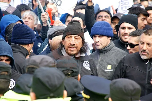 Oscar Martínez lideró la protesta de la UOM en la Legislatura.