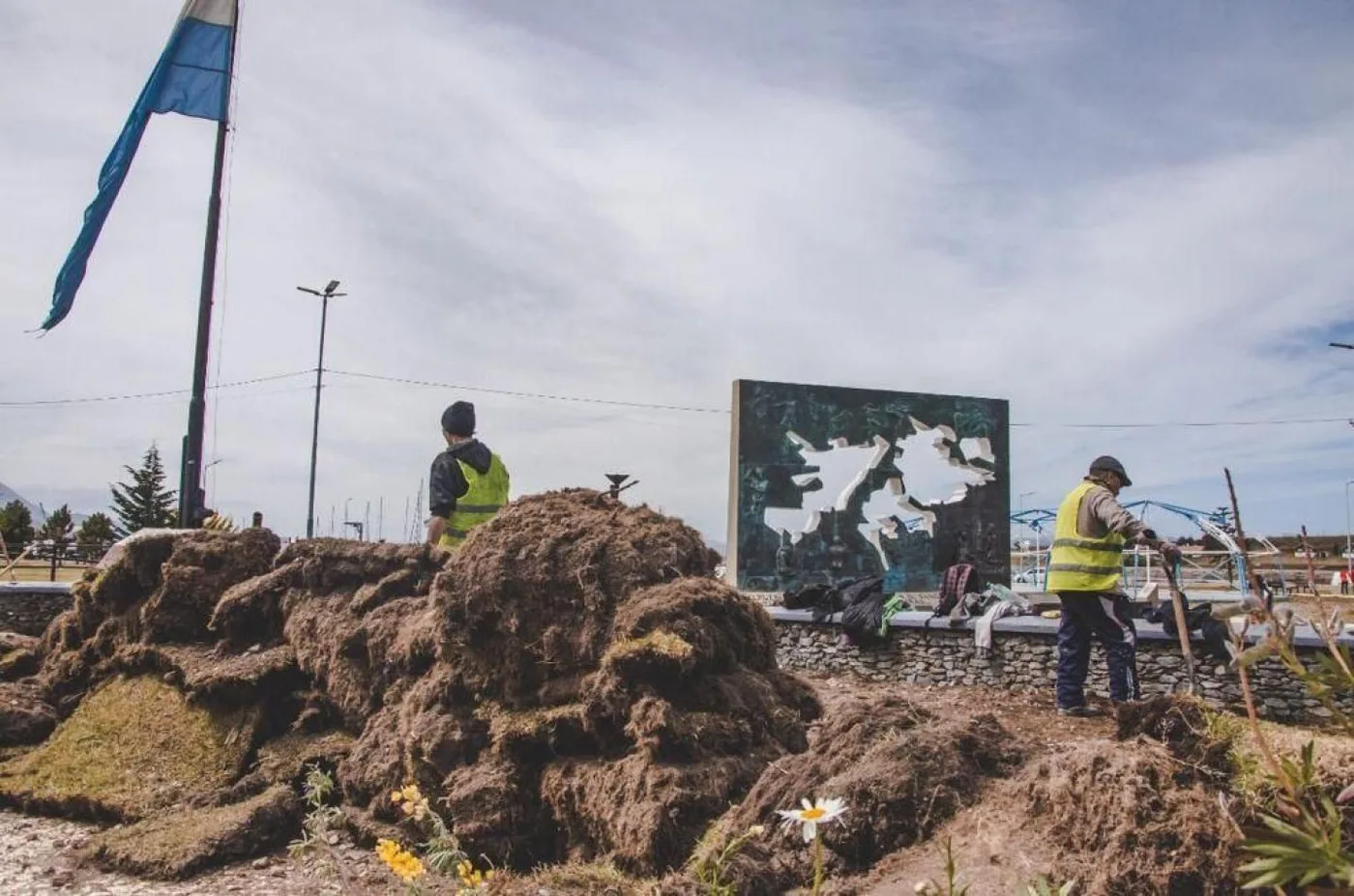 Refacciones y tareas de puesta en valor de la plaza Islas Malvinas.