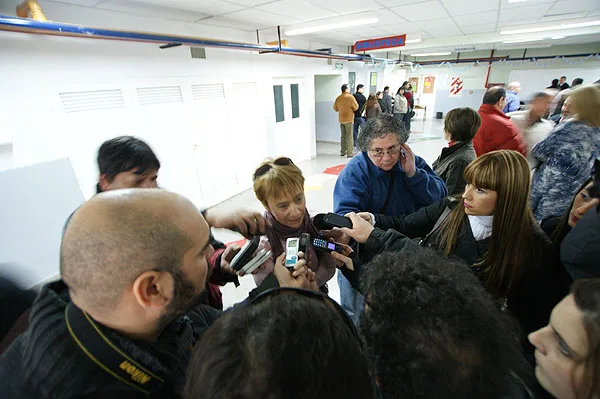 Fabiana Ríos ante el asedio de la prensa.