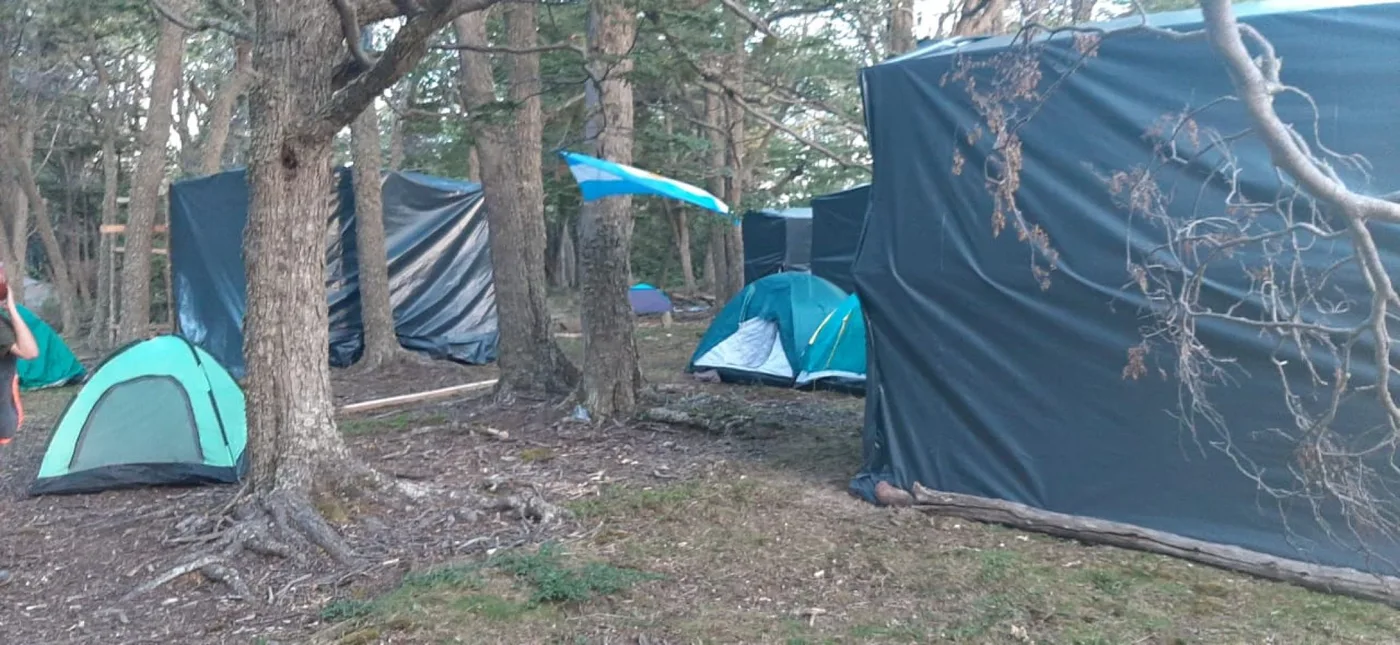 Un grupo de familias mantiene ocupados algunos precios en la zona del Pipo en Ushuaia.